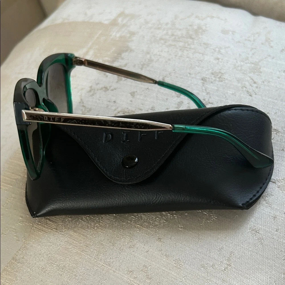 Diff Bella Sunglasses with Case